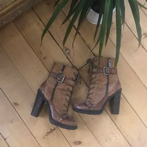 Adorable Guess lace-up 90s combat boots. Cognac.